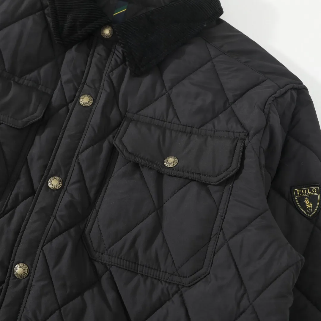 P370 #59 Ralph Lauren classic rhombus quilted cotton jacket for men and women. Inspired by retro workwear, it blends with contemporary British style. The imported machine-pressed rhombus quilting is accurately aligned, and the three-dimensional H-shaped tailoring is neat and slim. It is not bulky when layered in autumn and winter, and still maintains a light style.  Texture is reflected in the details: customized metal buckles, corduroy lapels, breathable eyelets under the arms, and slits on the hem, all replicating the brand's high-end genes. All excipients are standardized!  Five colors to choose from: black/khaki/brown/green/navy blue, easy to switch between commuting, leisure, and travel occasions. Function and appearance coexist: 37.5°C temperature control black technology, breathable and moisture-proof, anti-slip cotton patented fabric, temperature-locking, soft and waxy, durable and stylish. A retro warm-keeping item that can handle low temperatures calmly. The details are all made of craftsmanship, and the style has no limits. It has a classy look that will turn heads.  Color: Khaki Black Navy Green Brown Size: S M L